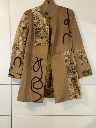 ELEGANTER MANTEL IM STIL DESIGUAL