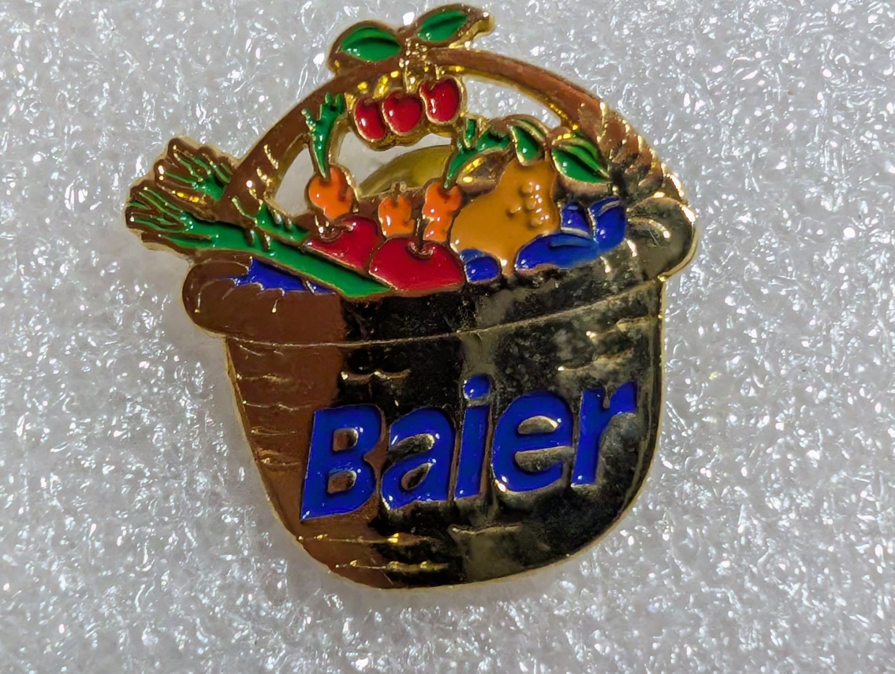 Plaketten & Abzeichen: Ansteckpin 251: Baier – Gebraucht aus Oppligen von Pin-Fall-Shop