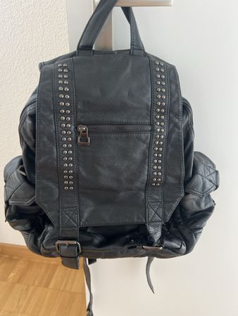 Schwarzer Lederrucksack mit Nieten - Ein Must-have für Herbs