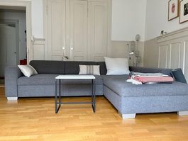 Design-Sofa mit Liege - stillvoll & bequem