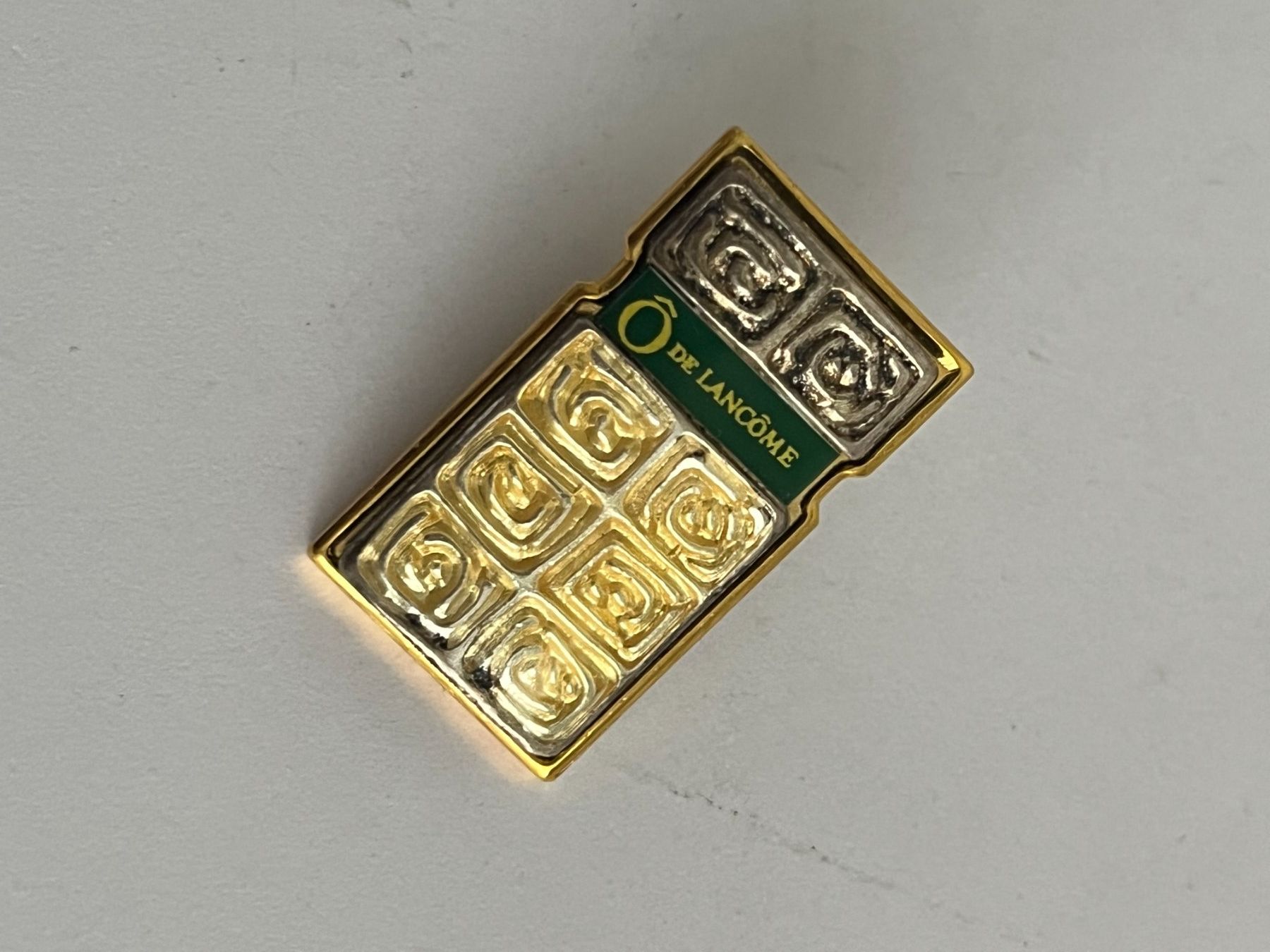 Plaketten & Abzeichen: Pin Lancome  Schokoladenform – Gebraucht aus Dietikon von sch_w2tw