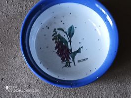Schöne Keramikschale mit rotem Fingerhut