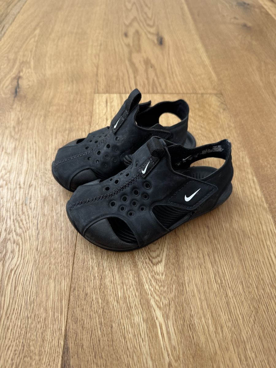 Nike Scarpe per ragazzi: Kinder Nike Wassersportschuh, Gr. 25 – Usato da Interlaken venduto da fbnscl 2
