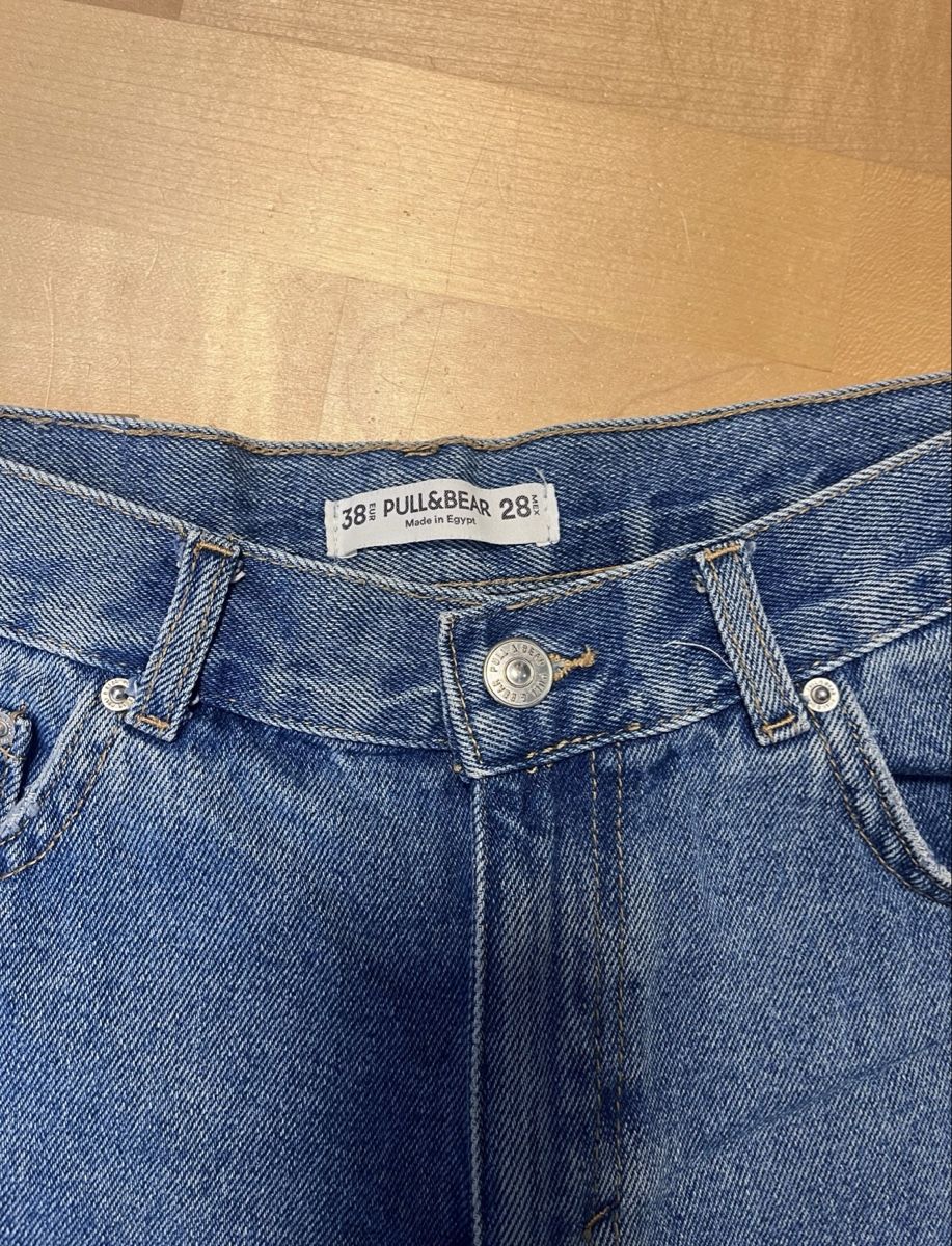 Pull&Bear Jeans: Pull&Bear Denim Shorts with Red Stripe Details – Gebraucht aus Winterthur von goe_h859 2
