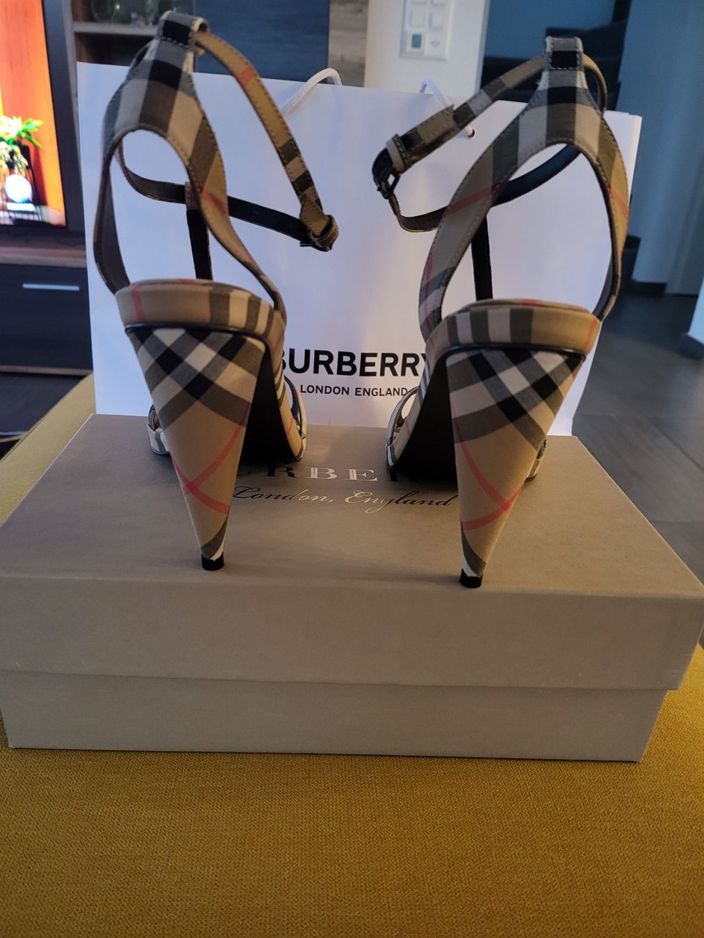 Burberry Scarpe da donna: Burberry Sandale – Nuovo e nell'imballaggio originale da Holderbank AG venduto da Estrela08 1