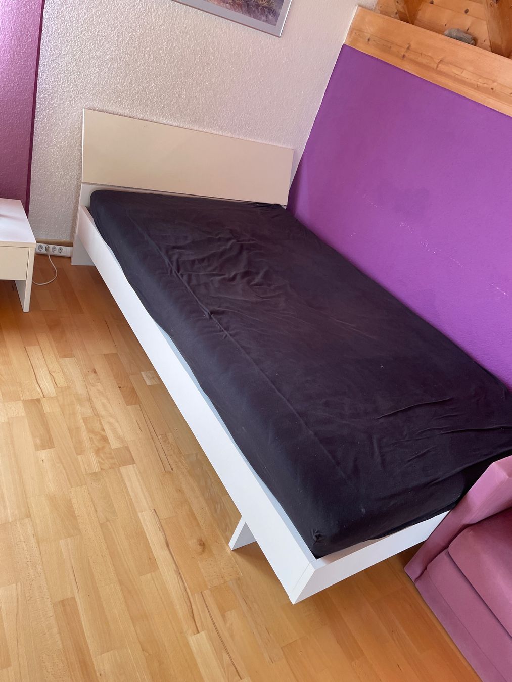Lits: BETT mit NACHTTISCH – D'occasion à Geuensee par naruka