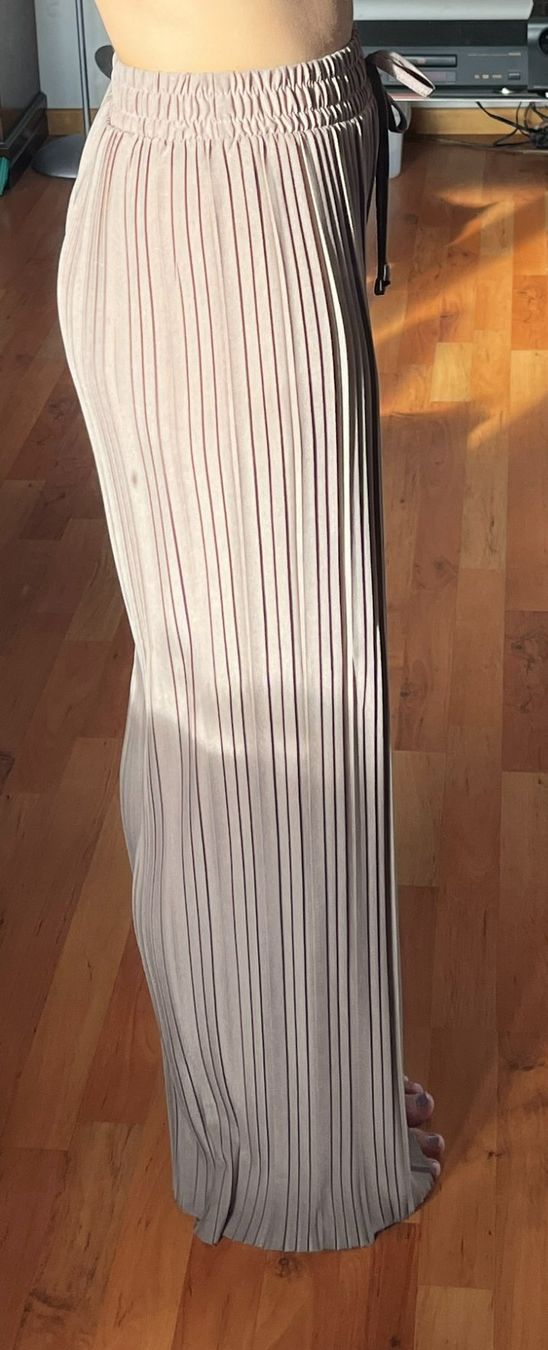 Pantaloni: Beige plissierte weite Hose – Usato da Seuzach venduto da anina.k 1