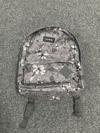 Dakine Rucksack grau mit Blumenmuster guter Zustand