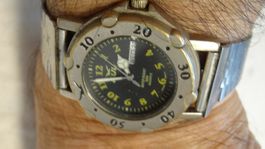 GUL  HEREN  UHR,QUARTZ.GRÖÖSE UHR.DATE.TAG.LÄÜFT--40X47MM