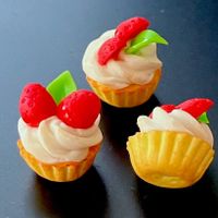 3 Cupcakes (2 Erdbeeren) für die Puppenstube. Handarbeit.