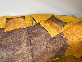 Couvre-lit et coussins décoratifs BASSETTI en motif paisley.
