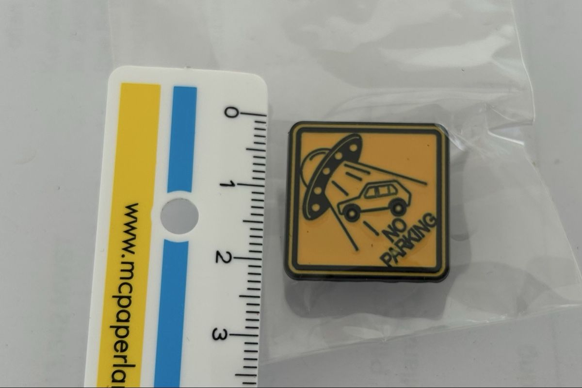 Placchette & Badge: Pin - no parking -new – Nuovo (secondo la descrizione) da Basel venduto da lau_982w