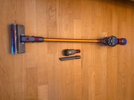 Dyson V8