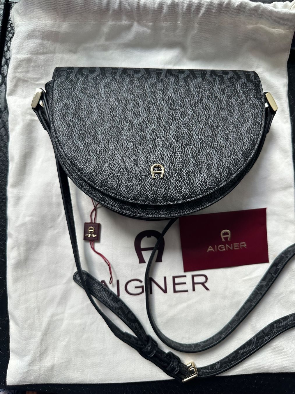 Aigner Borse da donna: Aigner Umhängetasche  /grau mit Logo-Muster, neu – Nuovo e nell'imballaggio originale da Wettswil venduto da haddy91