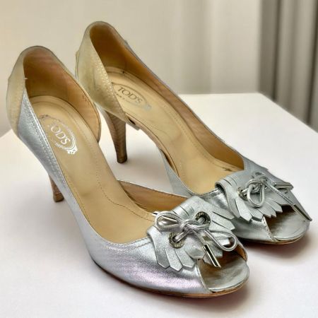 Escarpins à bout ouvert Tod's cuir argenté daim beige. P. 39