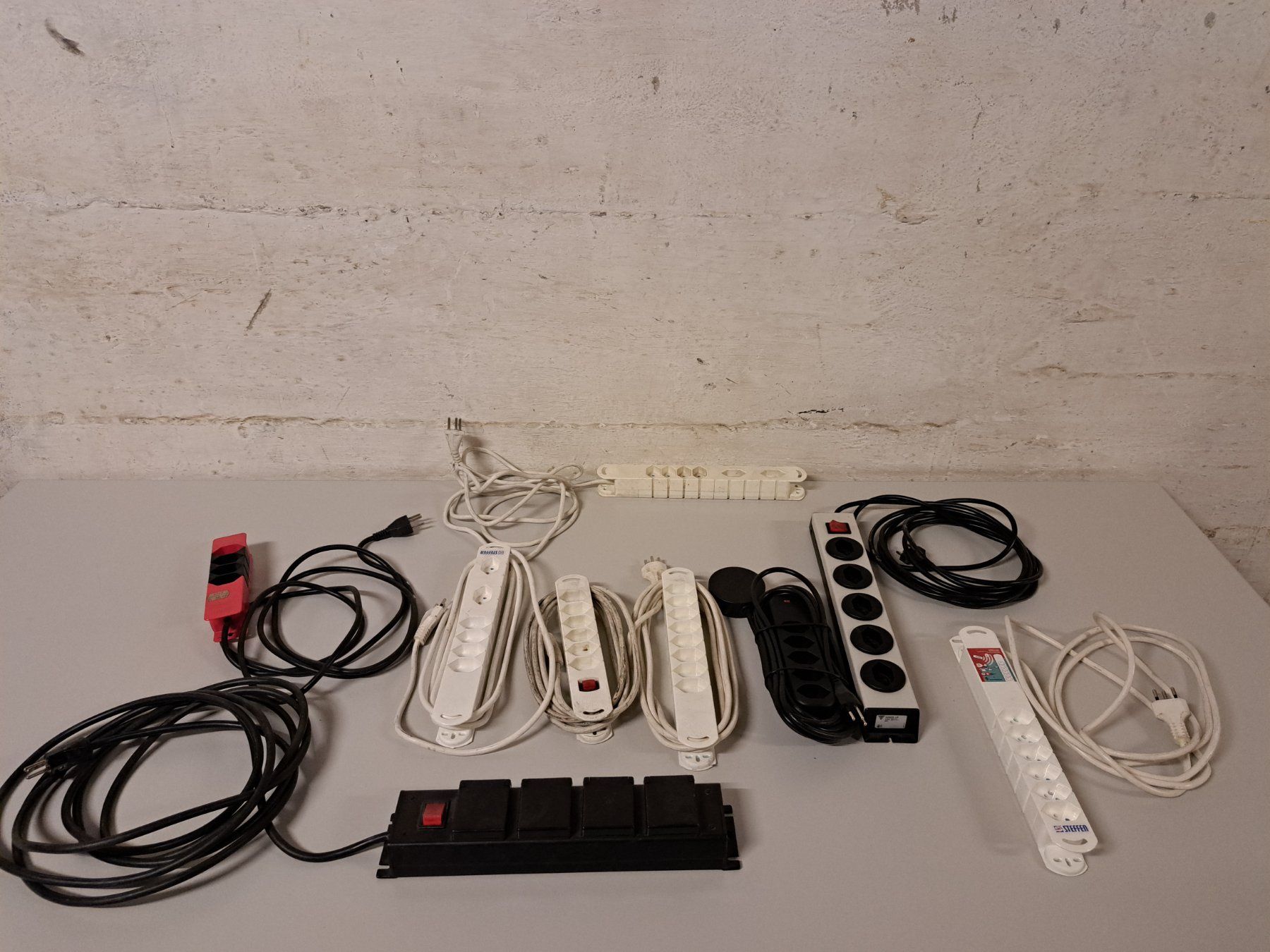 Spine: Lot mit Steckerleisten Stromschiene Mehrfachstecker – Usato da Belp venduto da deal-now
