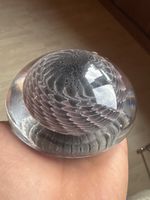 Boule presse-papier en verre soufflé motif plume 48cm