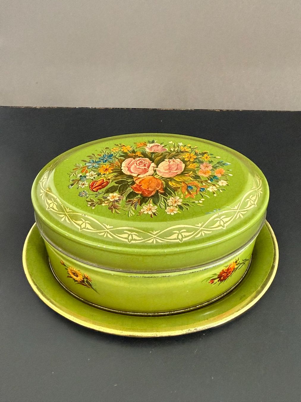 Contenitori & Simili: Vintage Keksdose mit Blumenmuster, inkl. Unterteller – Usato da Fällanden venduto da Hudaepf