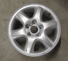 Eine Hyundai Alufelge 16" 52910-2E200