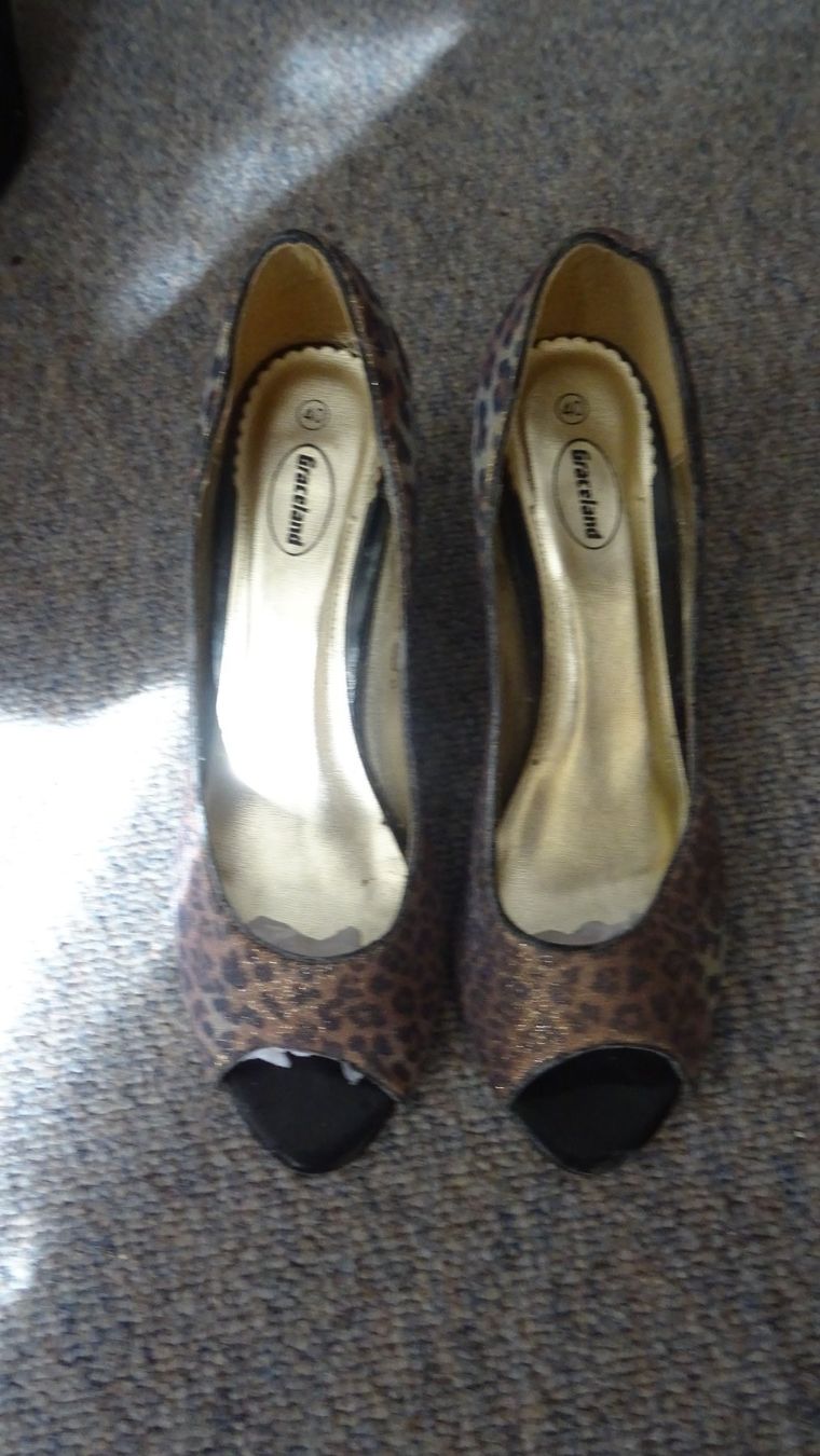 Scarpe da donna: GLÄNCENDE SCHUHE GROSSE 40.  Letzte verk. – Usato da Burgdorf venduto da may52