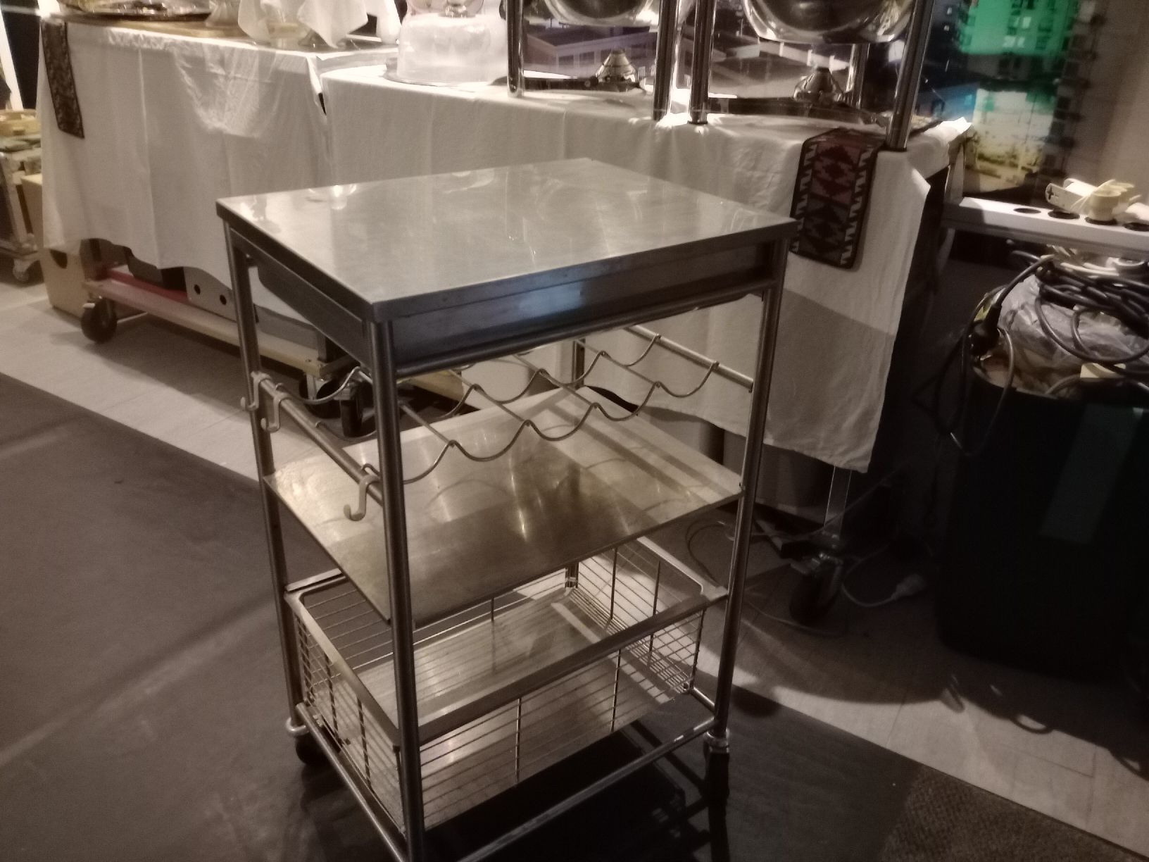 Servierwagen: Edelstahl Servierwagen mit Schublade – Gebraucht aus zürich von sotherbies 4