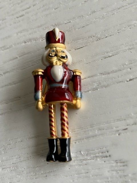 Spille & Fermagli: NEU !!! - Entzückende Nussknacker Pin/Brosche – Nuovo (secondo la descrizione) da La Conversion venduto da angel-gini 1