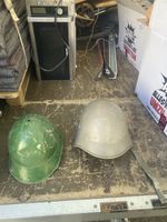 2 alte Schweizer Militärhelme / Stahlhelme – Sammlerstücke