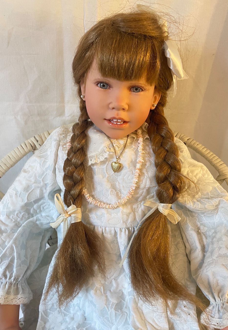 Bambole: Künstlerpuppe mit Korbstuhl – Usato da Kleinlützel venduto da Schatzkiste_Laufen 3