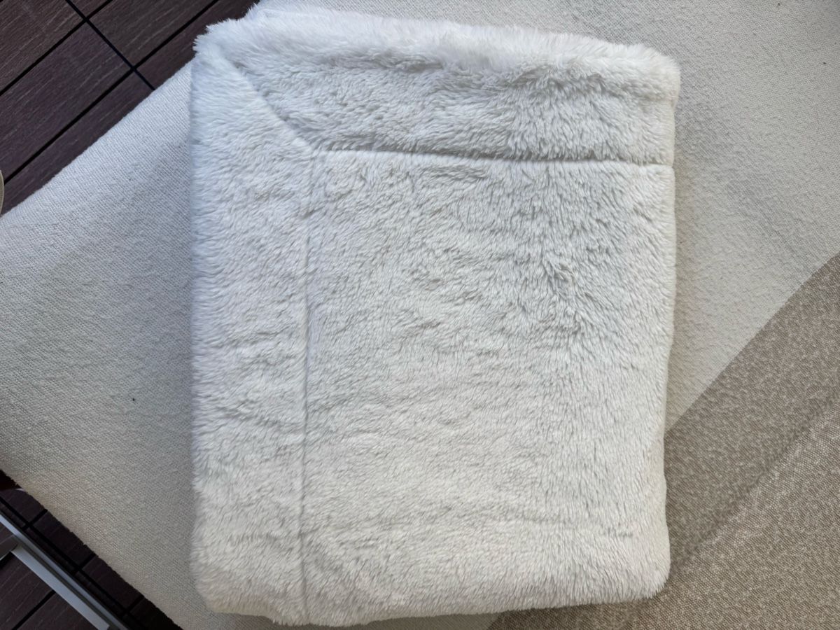Coperte: Kuscheldecke Kunstfell Weiss – Usato da zürich venduto da Bailey17