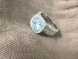 Wunderschöner Ring mit Zirkonia, neuwertig, Grösse 7-8💍