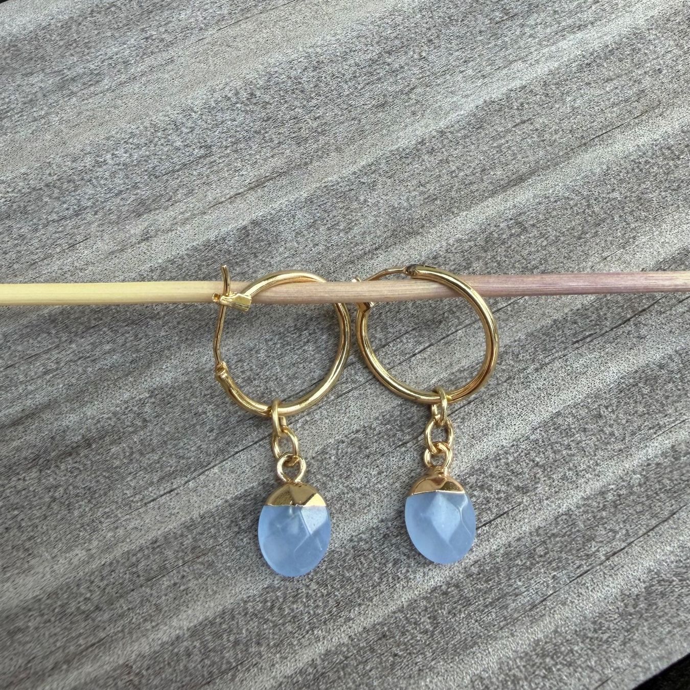 Orecchini pendenti & Orecchini a lobo: Wunderschön: Hellblauer Iolith Stein vergoldete Creolen – Nuovo e nell'imballaggio originale da Rombach venduto da Ivreajewels