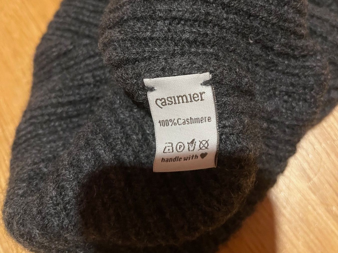 Copricapi, berretti & cappellini: CASIMIER Mütze 100% Cashmere – Usato da Luzern venduto da Aleoschli 2