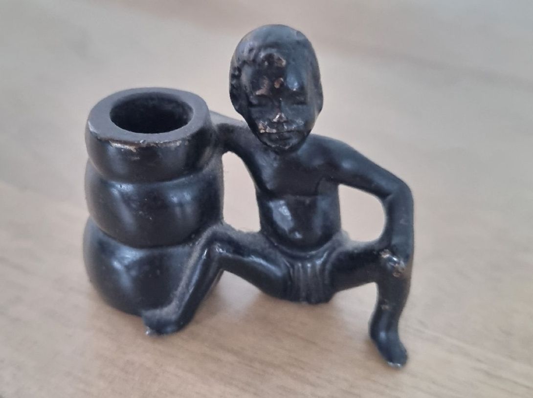 Figuren: FIGUR Junge sitzend patiniert Deko – Gebraucht aus Schöftland von aiiko