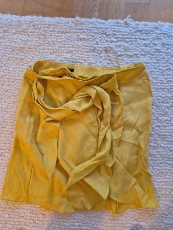 Massimo Dutti Senfgelber Wickelminirock