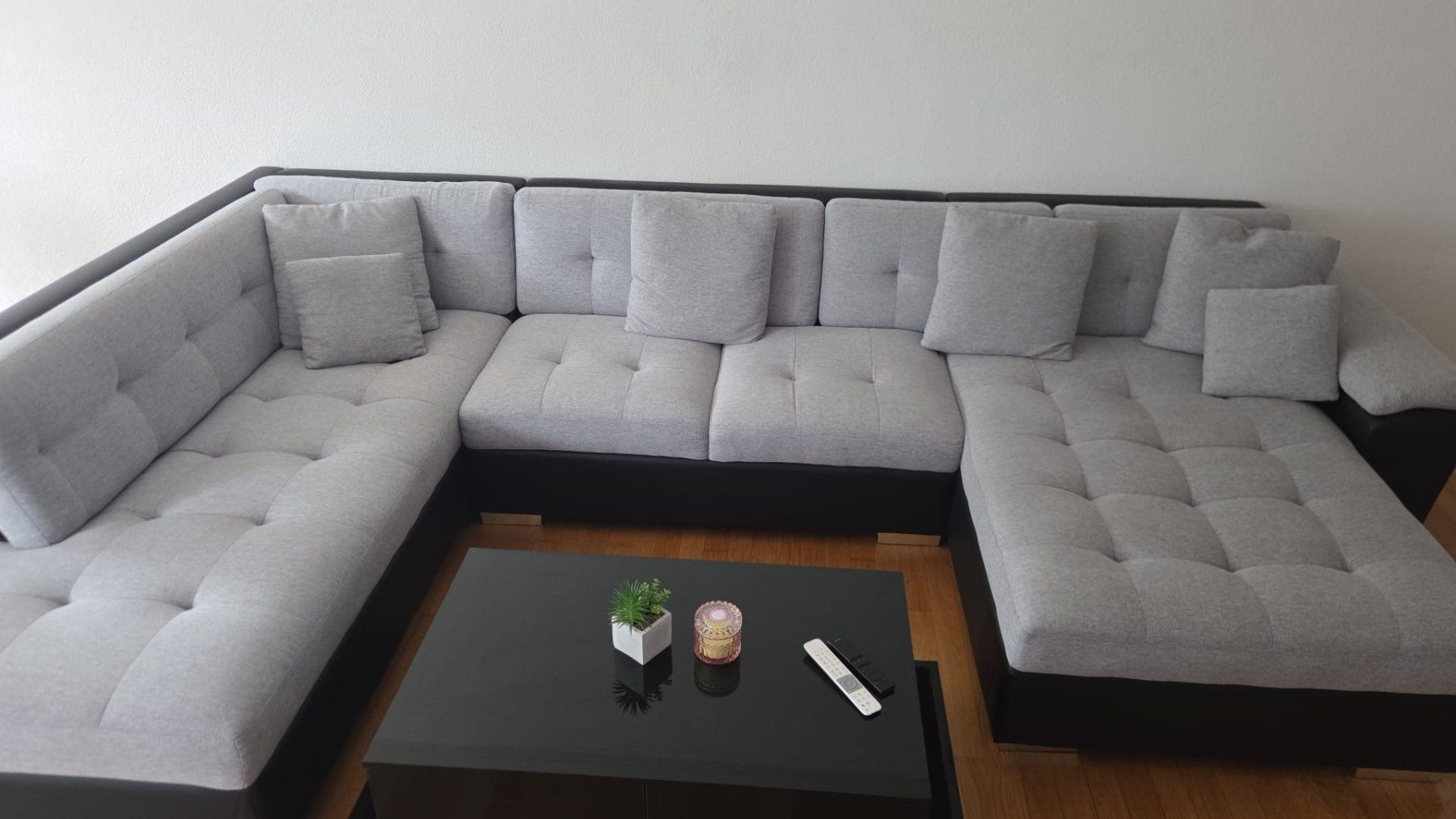Sofas: Divano angolare moderno, grigio e nero ,6 cuscini inclusi – Gebraucht aus Zürich von and_6k66 1