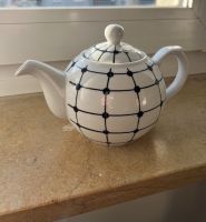 Teekanne mit Muster und Tasse mit Katzenmotiv