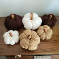 Set aus 6 handgestrickten Kürbissen Dekor