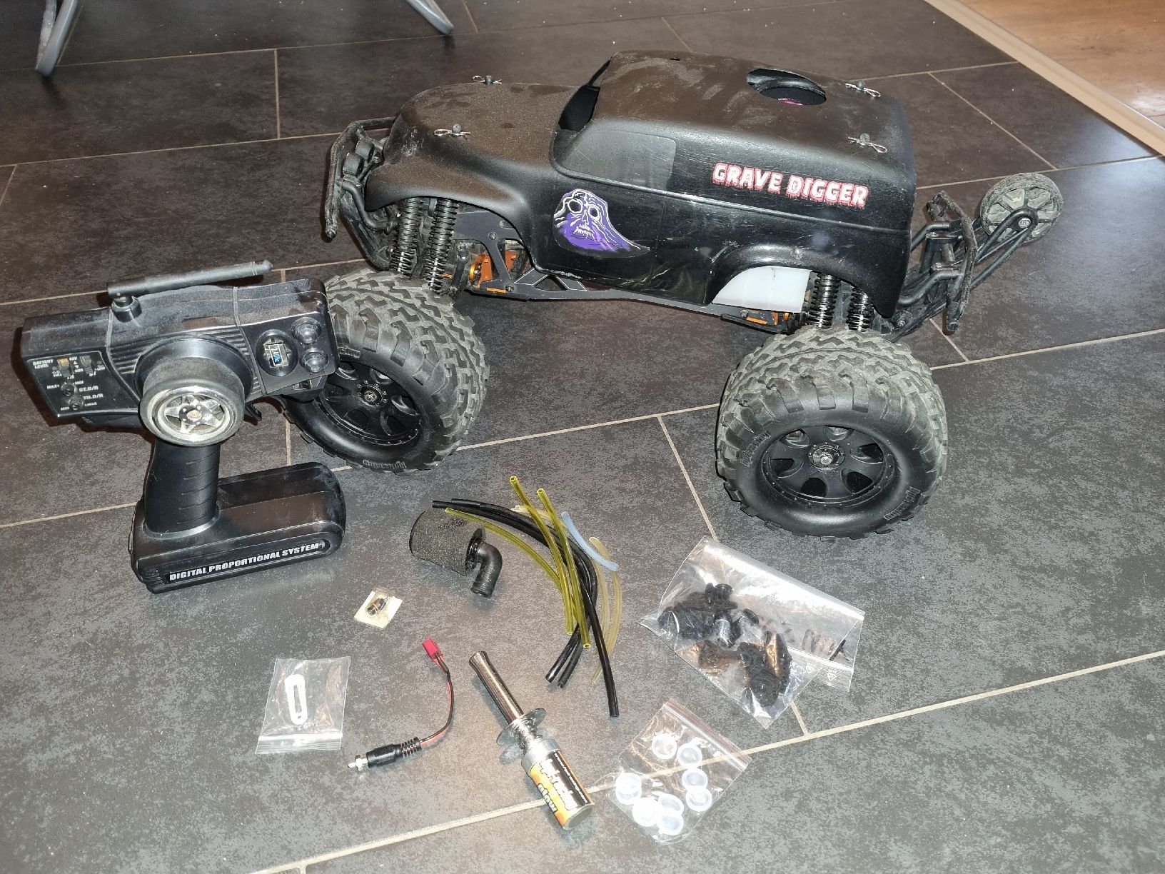 HPI Modellismo RC: HPI Savage X 1:8 Nitro mit Grave Digger Karo – Usato da Suberg venduto da AmStaffDaddy