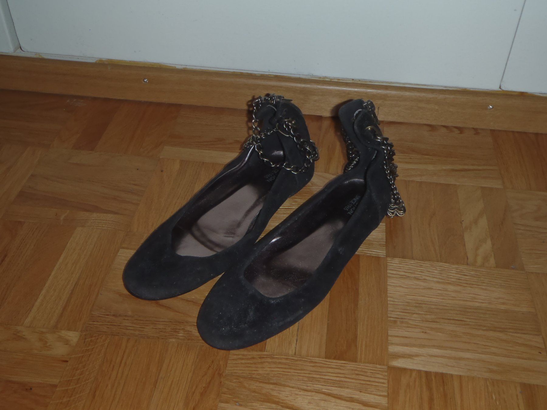 Benetton Scarpe da donna: Schwarze Benetton Ballerinas mit Kette – Usato da Horgen venduto da Amanda30