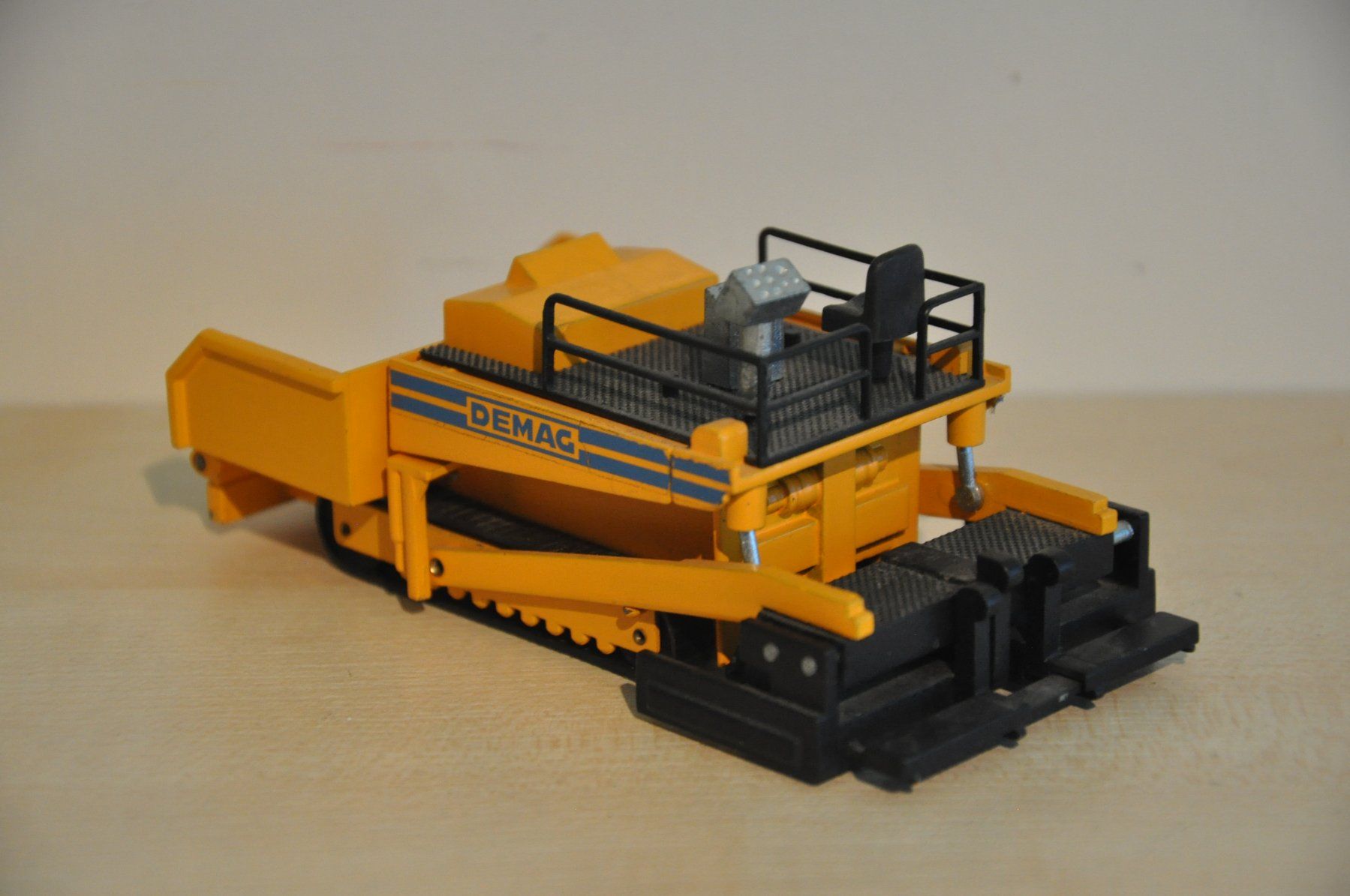 Demag Kit di modellismo & Modellini statici: DEMAG DF 120 Einbaumaschine – Difettoso da Mitlödi venduto da worker04 1