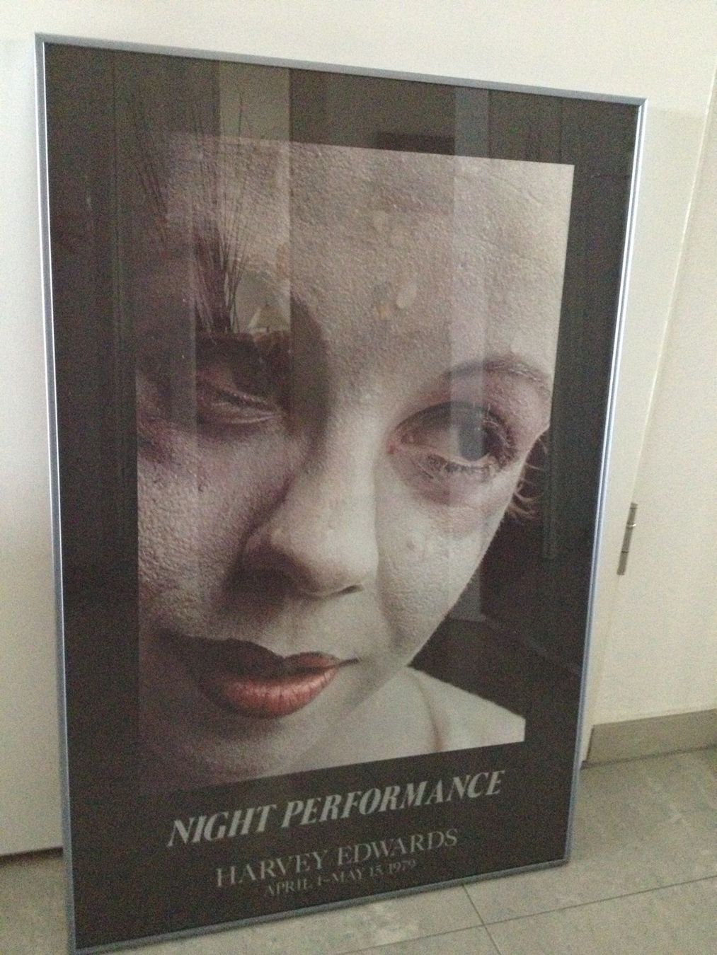 Foto & Immagini: Night Performance by Harvey Edwards 1979 Poster, gerahmt – Usato da Weggis venduto da Goldengel5