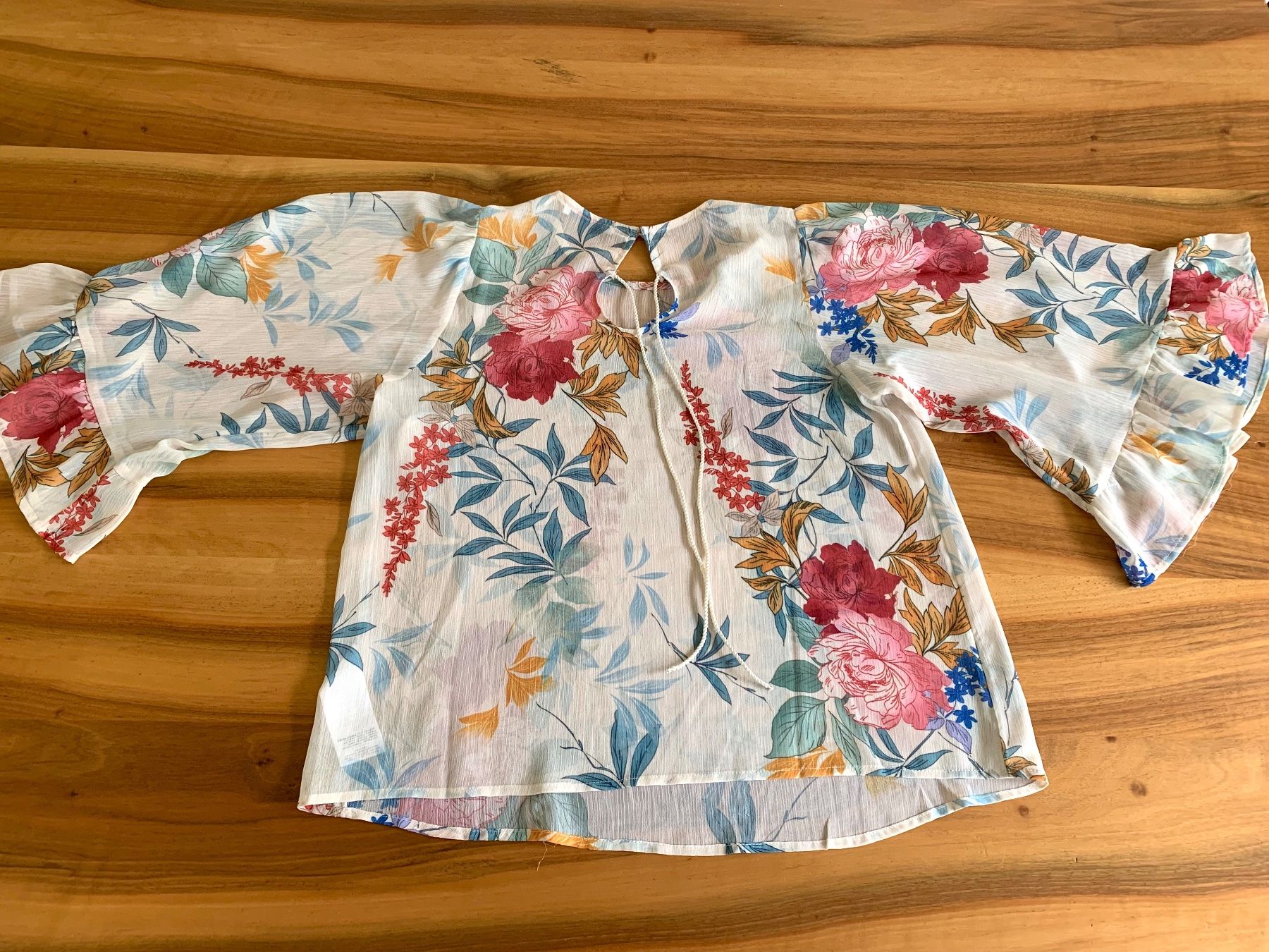 Camicette: ESPRIT wunderschöne Bluse mit Trompetenärmel Gr XS – Usato da Meiringen venduto da tonicandgin 3
