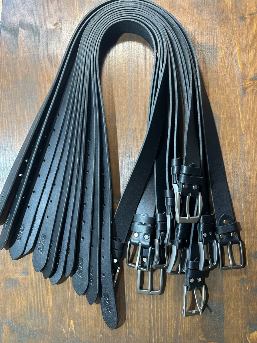 Cinture: Schwarze handgemachte Ledergürtel – Nuovo e nell'imballaggio originale da Mettmenstetten venduto da vad_57p2 6