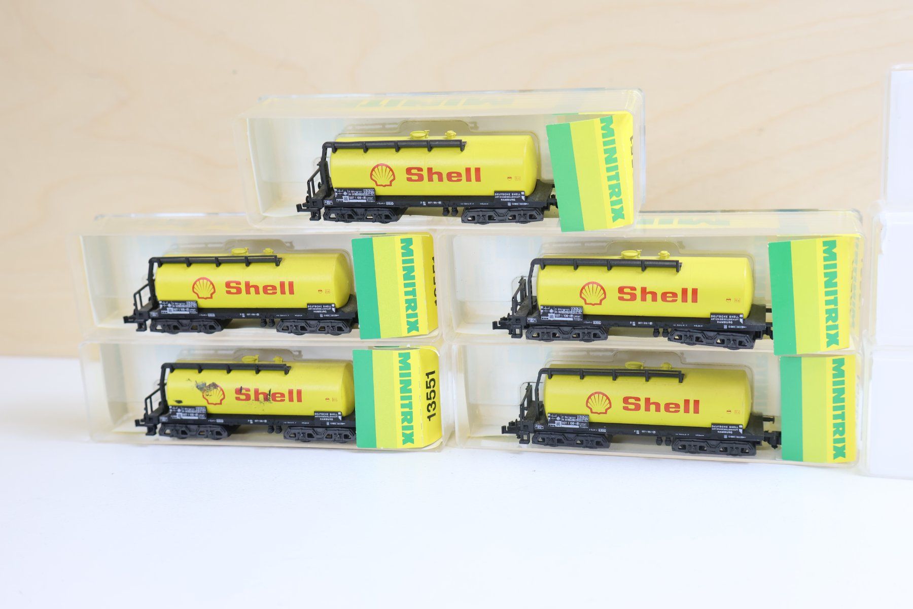 Trix Modelleisenbahnen: Minitrix 5 x Tankwagen Set 4-Achser - 13551 Shell – Gebraucht aus Winterthur von Monstera 3