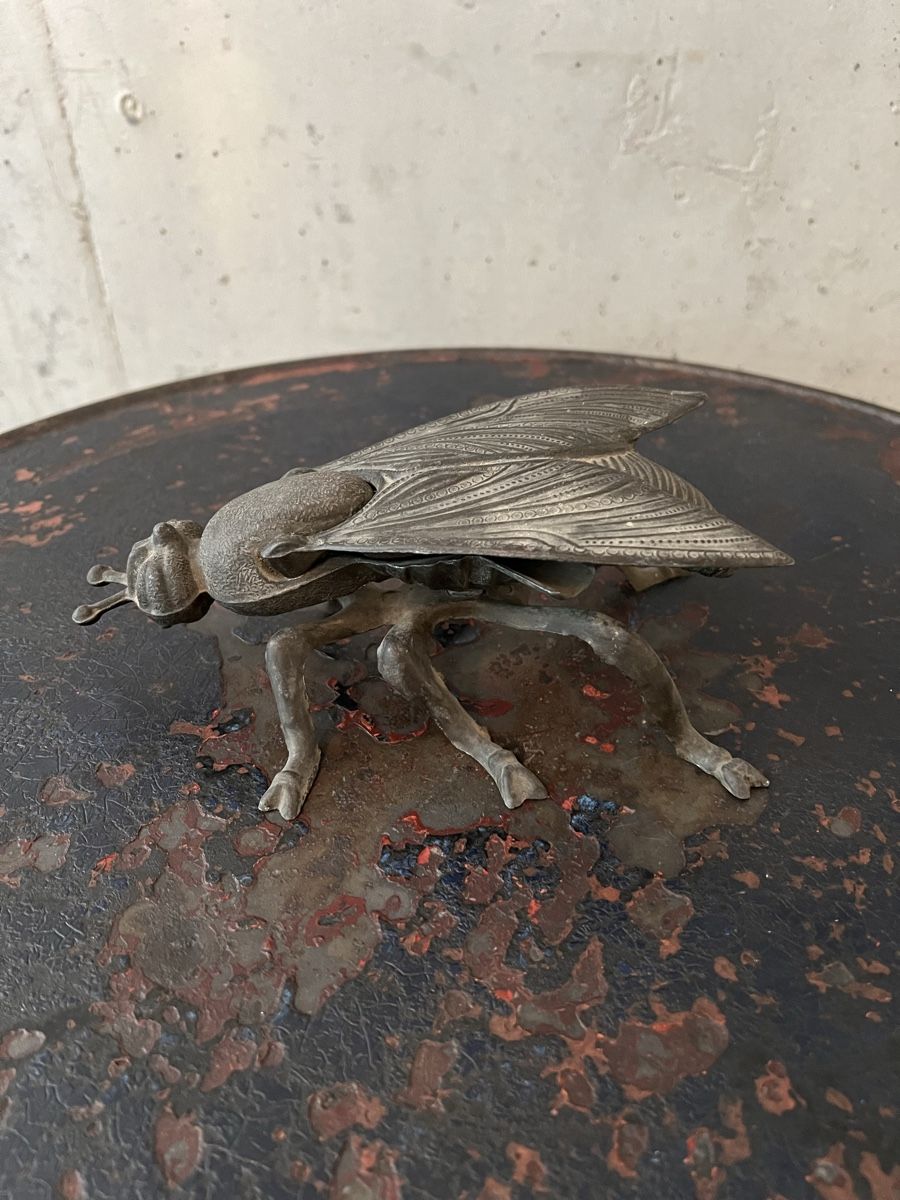 Statuette: Antike  grosse Fliege aus Messing – Usato da Wabern venduto da La-Vitrine 1