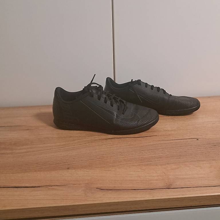 Scarpe per ragazzi: Fussball Hallenschuhe – Usato da Neftenbach venduto da sam_jbb5 2