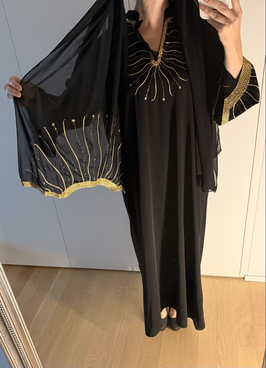 Vestiti: Schwarze Abaya kaftan mit Goldmuster neu 40 onesize – Nuovo (secondo la descrizione) da Staad SG venduto da Chirrari