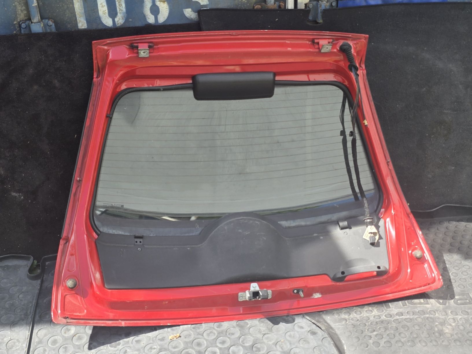 Tutti pezzi di ricambio auto: Opel Corsa C Heckklappe 2005 rot – Usato da Muhen venduto da SHS98 3