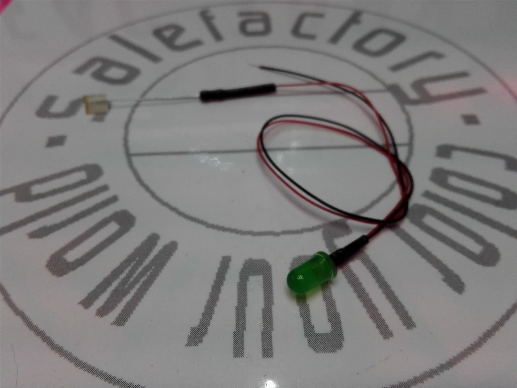 Componenti elettronici: LED 5mm verkabelt, 12V DC, grün – Nuovo (secondo la descrizione) da Luzern venduto da Salefactory 1