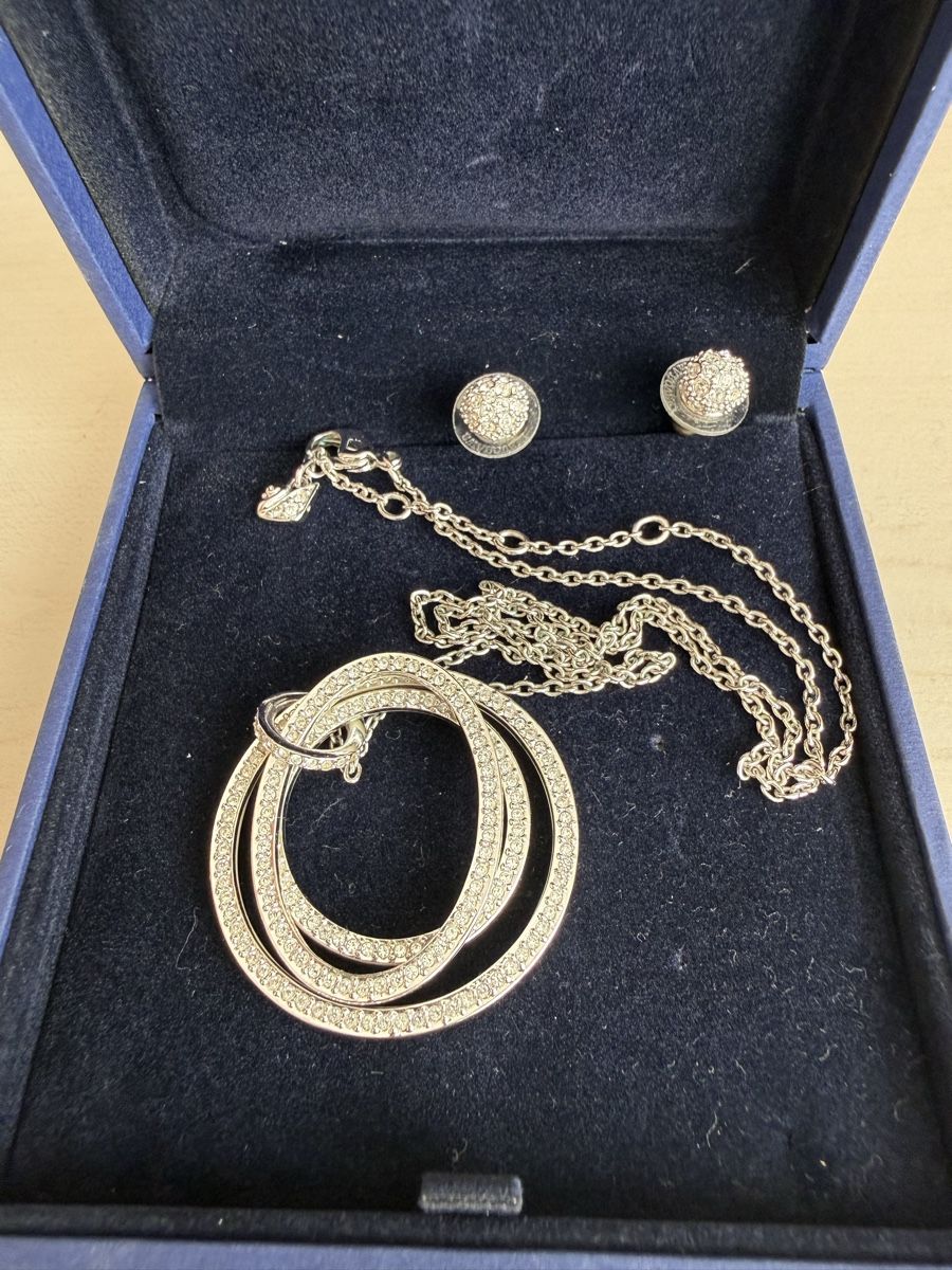 Swarovski Orecchini pendenti & Orecchini a lobo: Ohrringe + Halskette von Swarovski – Usato da Chur venduto da bia_mdq7